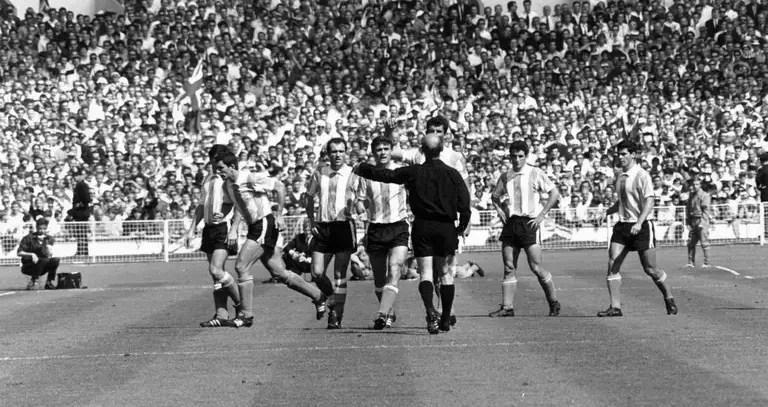 Antonio Rattin berbincang dengan wasit pada Piala Dunia 1966