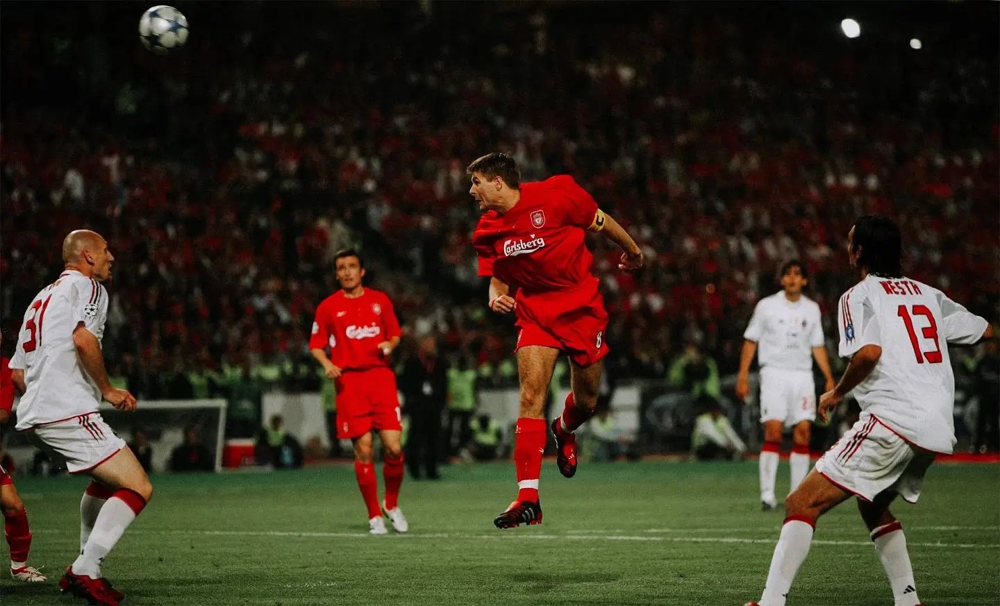 Steven Gerrard memimpin aksi comeback babak kedua final Liga Champions 2005 melalui gol header