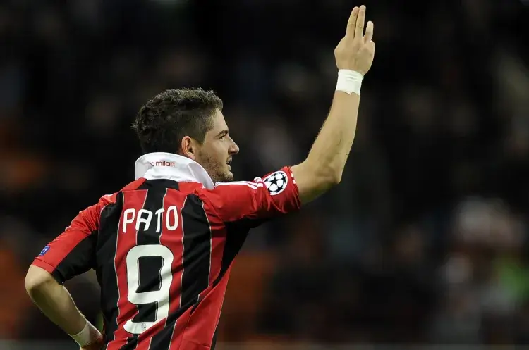 Alexandre Pato mengenakan nomor punggung 9 di ac milan