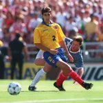 Andres Escobar mengenakan jersey tim nasional Kolombia
