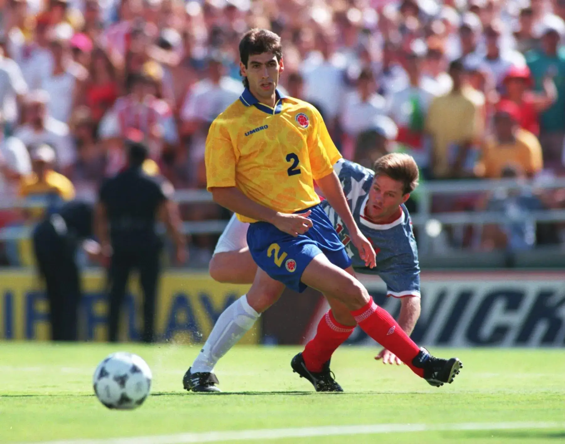 Andres Escobar mengenakan jersey tim nasional Kolombia