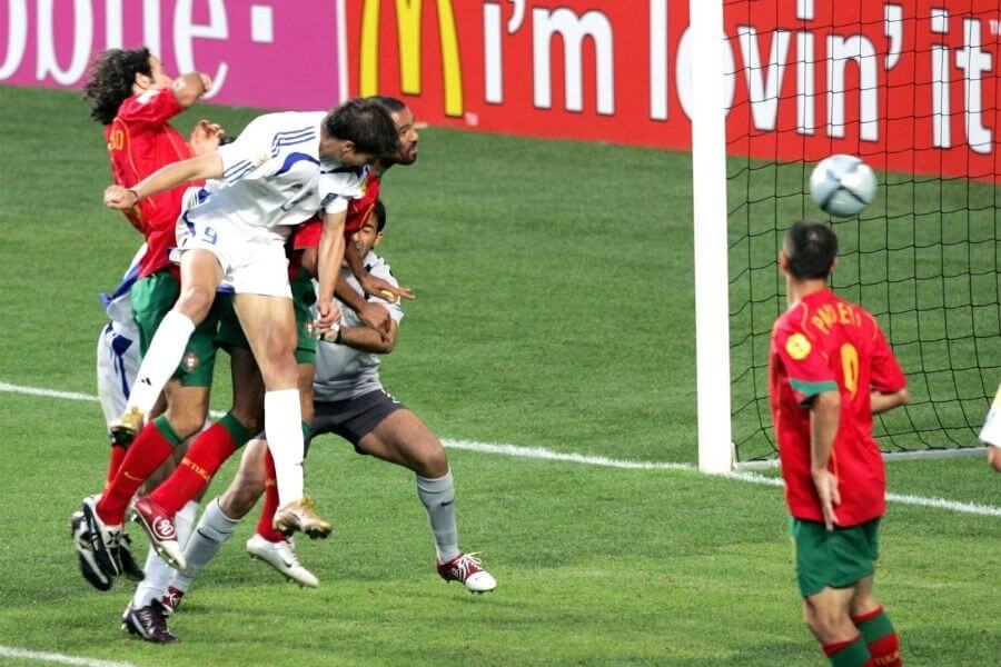 Angelos Charisteas mencetak gol sundulan di final Euro 2004