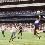 Dua Sisi Genius Diego Maradona: “Tangan Tuhan” dan Gol Abad Ini dalam 300 Detik Diego Maradona mencetak gol Tangan Tuhan ke gawang Inggris