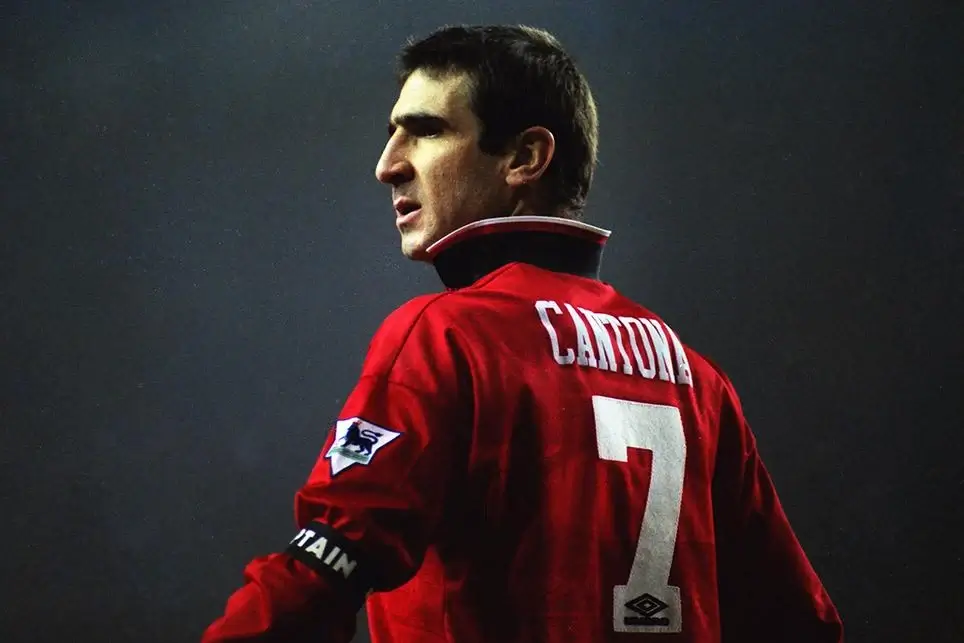 Eric Cantona Manchester United dengan kerah ditegakkan