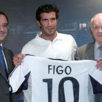 Luis Figo resmi berseragam Real Madrid memecahkan rekor transfer