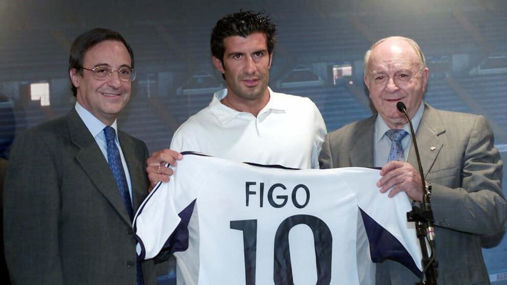 Luis Figo resmi berseragam Real Madrid memecahkan rekor transfer