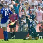 Roberto Baggio tertunduk setelah gagal penalti di final Piala Dunia 1994