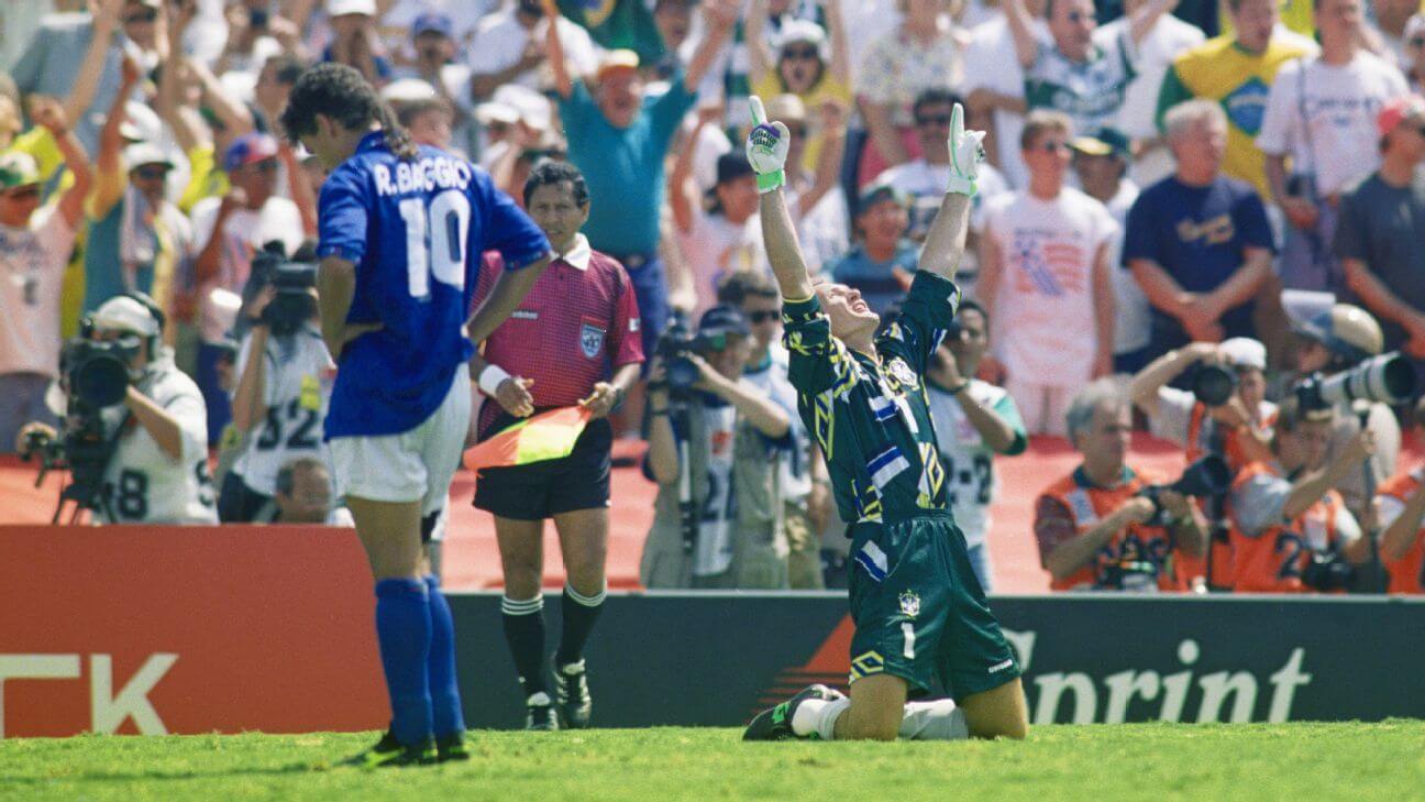 Roberto Baggio tertunduk setelah gagal penalti di final Piala Dunia 1994