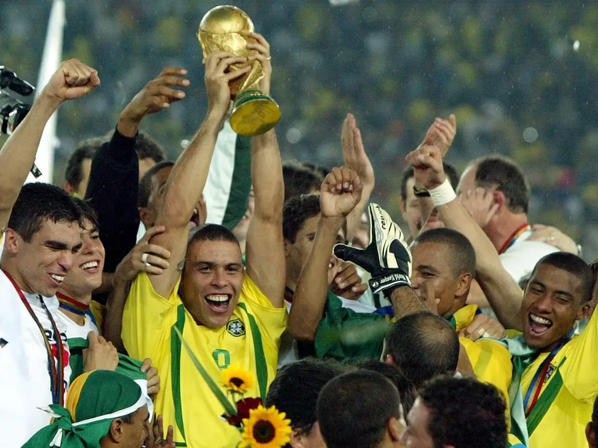 Ronaldo mengangkat trofi juara Piala Dunia 2002
