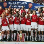 Skuad Arsenal Invincibles mengangkat trofi emas Liga Inggris 2004