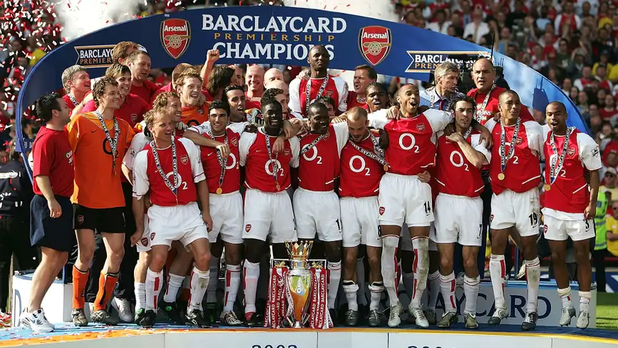 Skuad Arsenal Invincibles mengangkat trofi emas Liga Inggris 2004