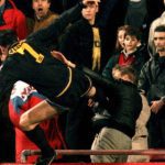 Tendangan kungfu Eric Cantona kepada suporter Crystal Palace