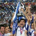 Timnas Yunani mengangkat trofi juara Euro 2004