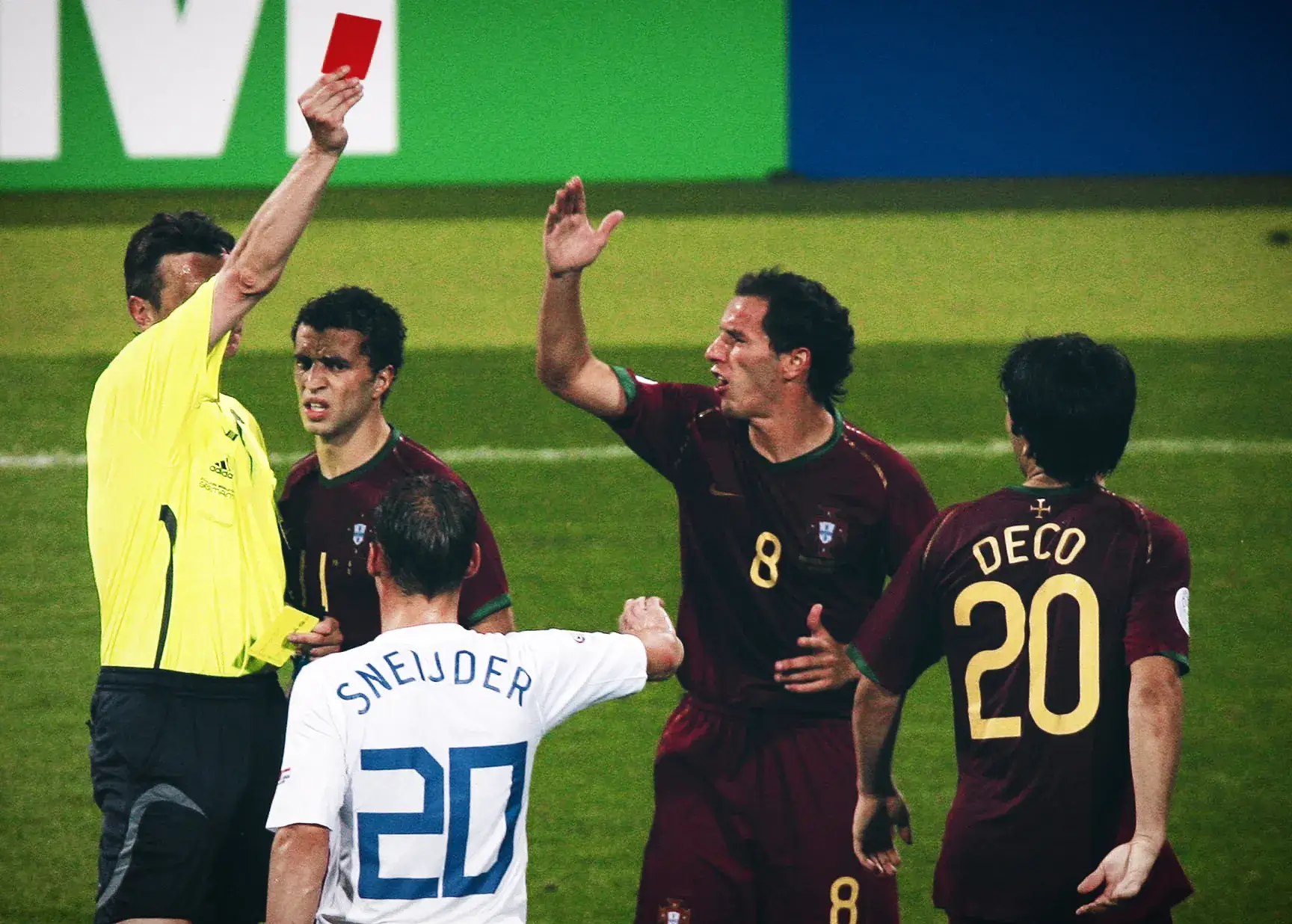 Wasit Valentin Ivanov mengeluarkan kartu merah di laga Portugal vs Belanda 2006