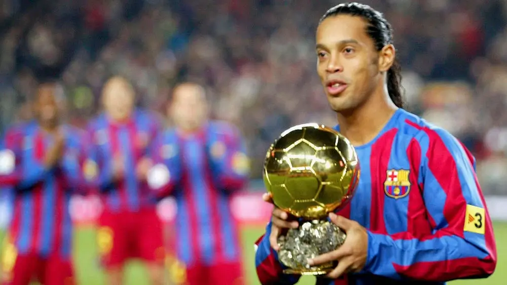 ronaldinho mendapatkan ballon d'or saat membela FC Barcelona