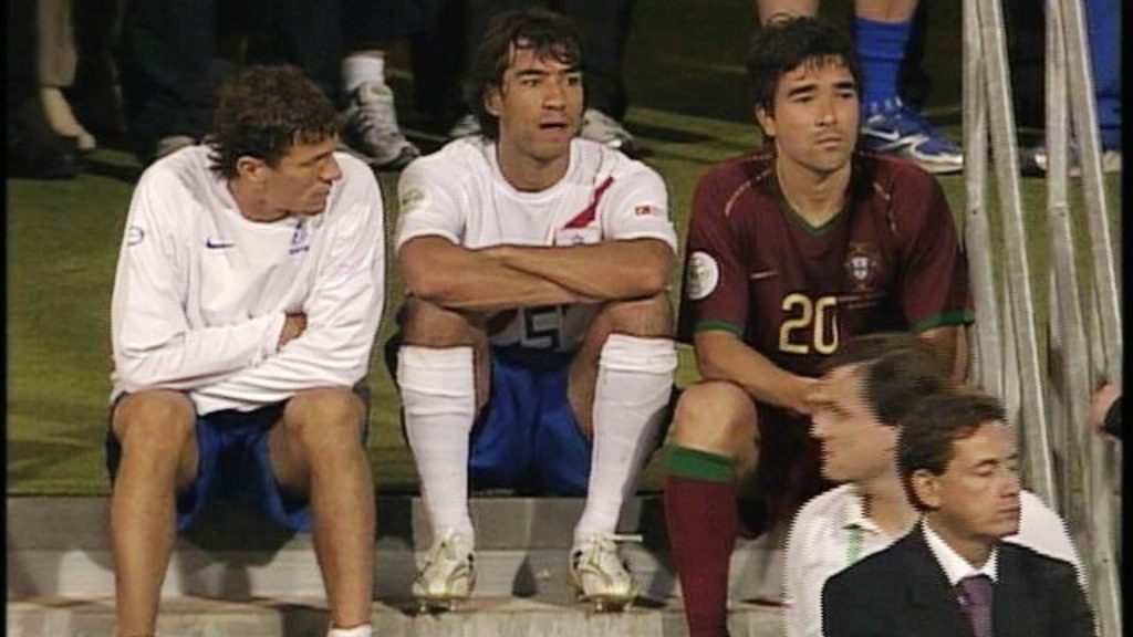 Deco, Giovanni van Bronckhorst, dan Khalid Boulahrouz duduk berdampingan dengan pasrah usai kartu merah